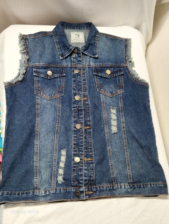 Fashion wear collection Other - Fashion  Distressed Ripped Denim Vest Biker/Cowboy Vintage  Style Size  M .  C14